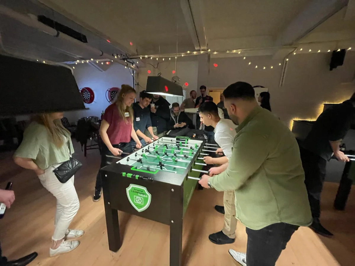 Spiele am Tisch bei der Kickerparty