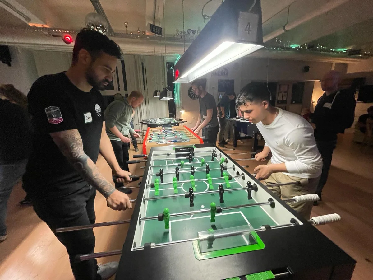 Mitten im Spiel bei der Kickerparty