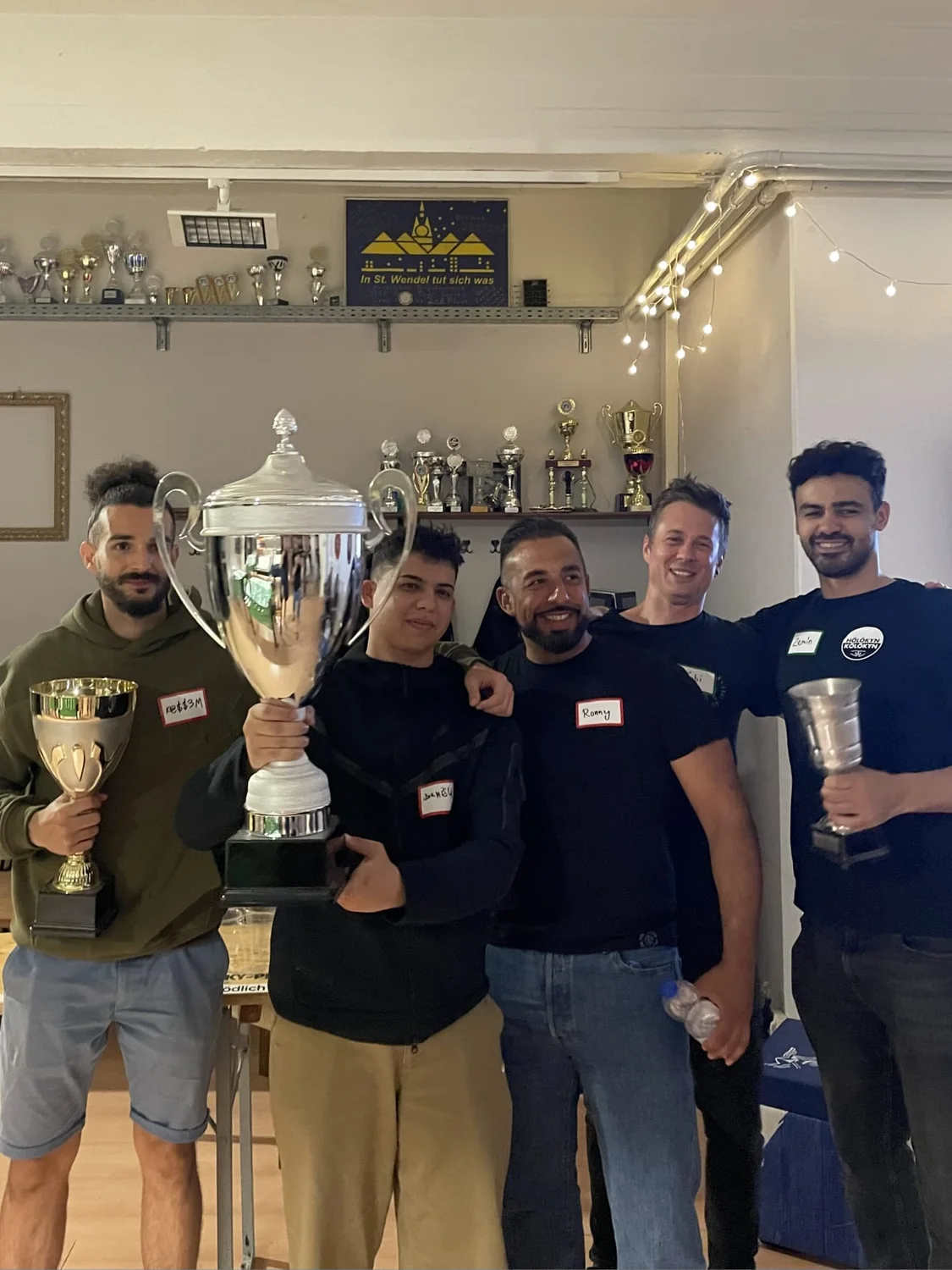 Siegerehrung und Gruppe bei der Kickerparty