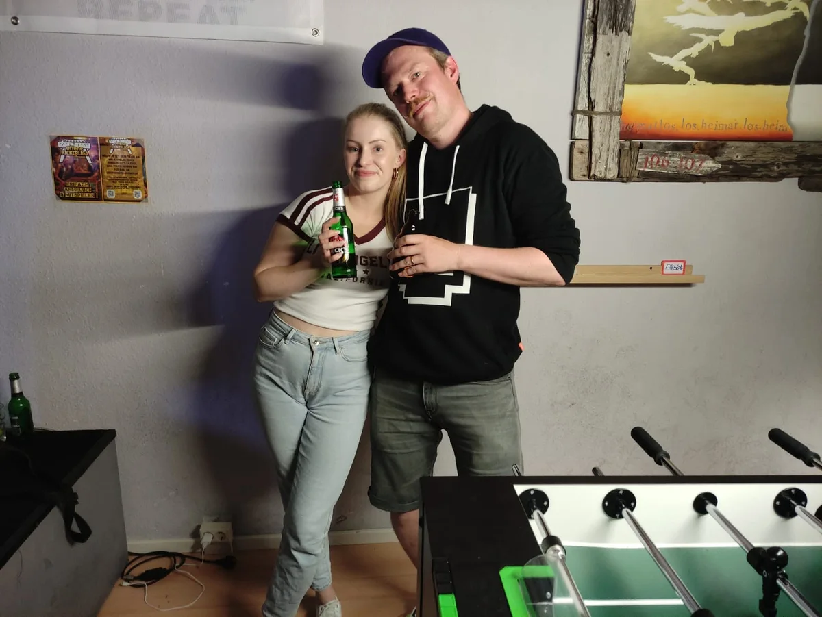 Zwei Gäste neben einem Kickertisch