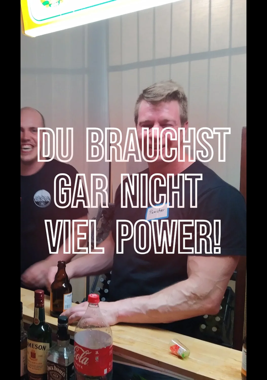 Videoausschnitt mit Partygästen und dem Text „Du brauchst gar nicht viel Power!“