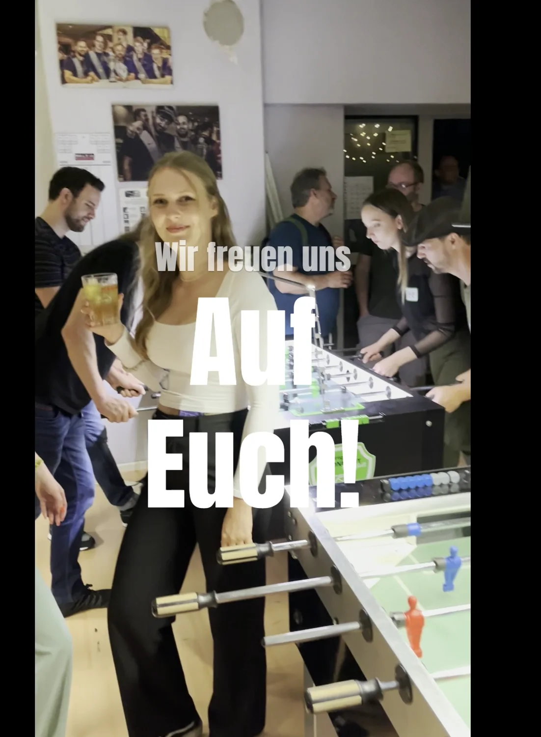 Videoausschnitt mit einem Gast und weiteren Gästen beim Spielen im Hintergrund